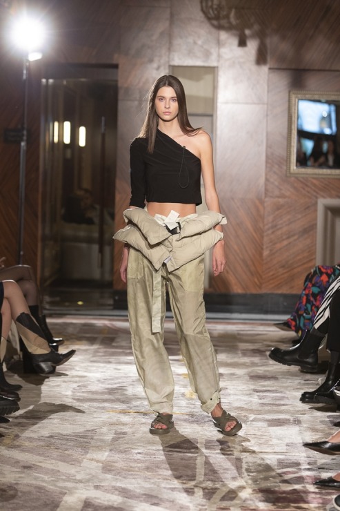 Rīgas modes nedēļā «Riga Fashion Week 2022» prezentējas «SZCZYGIEL» no Polijas. Foto: Mark Litvyakov Rīgas modes nedēļā «Riga Fashion Week 2022» prezentējas «SZCZYGIEL» no Polijas. Foto: Mark Litvyakov 325315