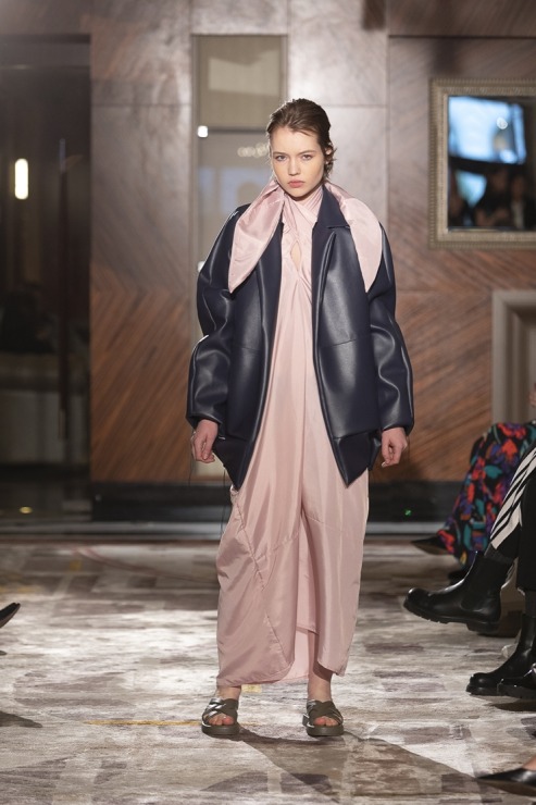 Rīgas modes nedēļā «Riga Fashion Week 2022» prezentējas «SZCZYGIEL» no Polijas. Foto: Mark Litvyakov Rīgas modes nedēļā «Riga Fashion Week 2022» prezentējas «SZCZYGIEL» no Polijas. Foto: Mark Litvyakov 325317