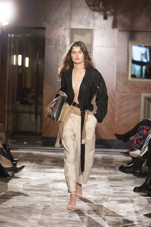 Rīgas modes nedēļā «Riga Fashion Week 2022» prezentējas «SZCZYGIEL» no Polijas. Foto: Mark Litvyakov Rīgas modes nedēļā «Riga Fashion Week 2022» prezentējas «SZCZYGIEL» no Polijas. Foto: Mark Litvyakov 325298