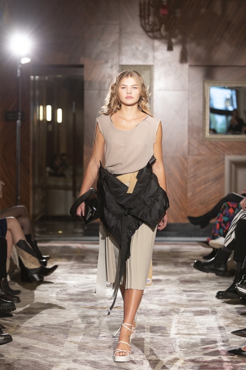 Rīgas modes nedēļā «Riga Fashion Week 2022» prezentējas «SZCZYGIEL» no Polijas. Foto: Mark Litvyakov Rīgas modes nedēļā «Riga Fashion Week 2022» prezentējas «SZCZYGIEL» no Polijas. Foto: Mark Litvyakov 325300