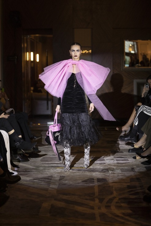 Rīgas modes nedēļā «Riga Fashion Week 2022» prezentējas «VOLGA VINTAGE» un «QOOQOO» no Latvijas. Foto: Mark Litvyakov Rīgas modes nedēļā «Riga Fashion Week 2022» prezentējas «VOLGA VINTAGE» un «QOOQOO» no Latvijas. Foto: Mark Litvyakov 325358