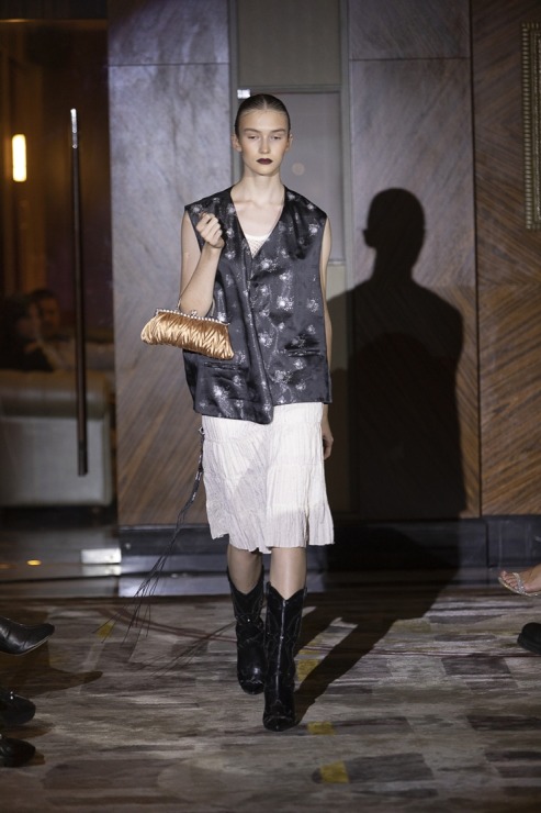 Rīgas modes nedēļā «Riga Fashion Week 2022» prezentējas «VOLGA VINTAGE» un «QOOQOO» no Latvijas. Foto: Mark Litvyakov Rīgas modes nedēļā «Riga Fashion Week 2022» prezentējas «VOLGA VINTAGE» un «QOOQOO» no Latvijas. Foto: Mark Litvyakov 325360