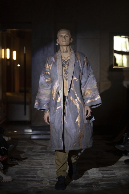 Rīgas modes nedēļā «Riga Fashion Week 2022» prezentējas «VOLGA VINTAGE» un «QOOQOO» no Latvijas. Foto: Mark Litvyakov Rīgas modes nedēļā «Riga Fashion Week 2022» prezentējas «VOLGA VINTAGE» un «QOOQOO» no Latvijas. Foto: Mark Litvyakov 325367