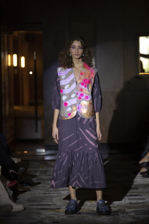 Rīgas modes nedēļā «Riga Fashion Week 2022» prezentējas «VOLGA VINTAGE» un «QOOQOO» no Latvijas. Foto: Mark Litvyakov Rīgas modes nedēļā «Riga Fashion Week 2022» prezentējas «VOLGA VINTAGE» un «QOOQOO» no Latvijas. Foto: Mark Litvyakov 325368