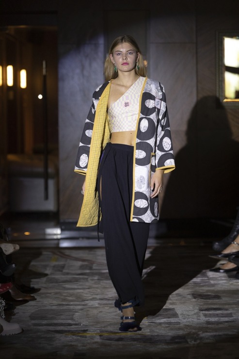 Rīgas modes nedēļā «Riga Fashion Week 2022» prezentējas «VOLGA VINTAGE» un «QOOQOO» no Latvijas. Foto: Mark Litvyakov Rīgas modes nedēļā «Riga Fashion Week 2022» prezentējas «VOLGA VINTAGE» un «QOOQOO» no Latvijas. Foto: Mark Litvyakov 325370