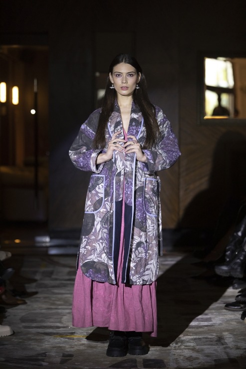 Rīgas modes nedēļā «Riga Fashion Week 2022» prezentējas «VOLGA VINTAGE» un «QOOQOO» no Latvijas. Foto: Mark Litvyakov Rīgas modes nedēļā «Riga Fashion Week 2022» prezentējas «VOLGA VINTAGE» un «QOOQOO» no Latvijas. Foto: Mark Litvyakov 325374
