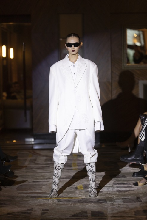 Rīgas modes nedēļā «Riga Fashion Week 2022» prezentējas «VOLGA VINTAGE» un «QOOQOO» no Latvijas. Foto: Mark Litvyakov Rīgas modes nedēļā «Riga Fashion Week 2022» prezentējas «VOLGA VINTAGE» un «QOOQOO» no Latvijas. Foto: Mark Litvyakov 325352