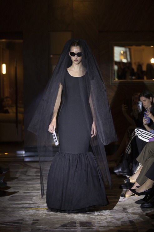 Rīgas modes nedēļā «Riga Fashion Week 2022» prezentējas «VOLGA VINTAGE» un «QOOQOO» no Latvijas. Foto: Mark Litvyakov Rīgas modes nedēļā «Riga Fashion Week 2022» prezentējas «VOLGA VINTAGE» un «QOOQOO» no Latvijas. Foto: Mark Litvyakov 325353