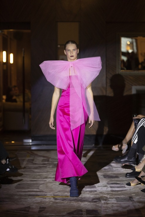 Rīgas modes nedēļā «Riga Fashion Week 2022» prezentējas «VOLGA VINTAGE» un «QOOQOO» no Latvijas. Foto: Mark Litvyakov Rīgas modes nedēļā «Riga Fashion Week 2022» prezentējas «VOLGA VINTAGE» un «QOOQOO» no Latvijas. Foto: Mark Litvyakov 325354