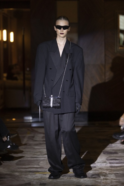 Rīgas modes nedēļā «Riga Fashion Week 2022» prezentējas «VOLGA VINTAGE» un «QOOQOO» no Latvijas. Foto: Mark Litvyakov Rīgas modes nedēļā «Riga Fashion Week 2022» prezentējas «VOLGA VINTAGE» un «QOOQOO» no Latvijas. Foto: Mark Litvyakov 325355