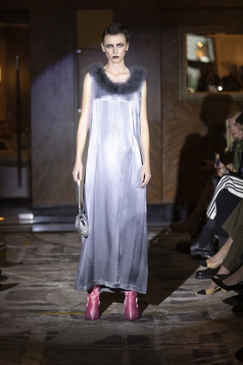 Rīgas modes nedēļā «Riga Fashion Week 2022» prezentējas «VOLGA VINTAGE» un «QOOQOO» no Latvijas. Foto: Mark Litvyakov Rīgas modes nedēļā «Riga Fashion Week 2022» prezentējas «VOLGA VINTAGE» un «QOOQOO» no Latvijas. Foto: Mark Litvyakov 325357