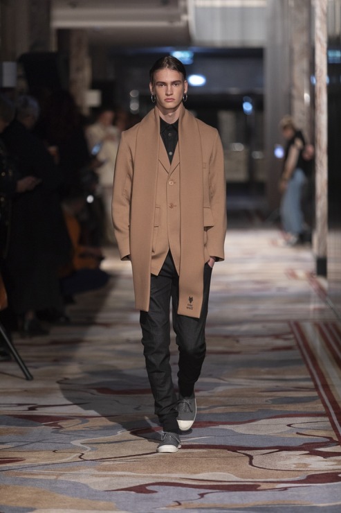 Rīgas modes nedēļā «Riga Fashion Week 2022» prezentējas «UNATTACHED» un «ONE WOLF» no Latvijas. Foto: Mark Litvyakov Rīgas modes nedēļā «Riga Fashion Week 2022» prezentējas «UNATTACHED» un «ONE WOLF» no Latvijas. Foto: Mark Litvyakov 325408