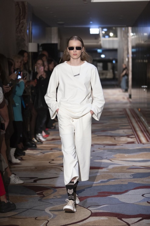 Rīgas modes nedēļā «Riga Fashion Week 2022» prezentējas «UNATTACHED» un «ONE WOLF» no Latvijas. Foto: Mark Litvyakov Rīgas modes nedēļā «Riga Fashion Week 2022» prezentējas «UNATTACHED» un «ONE WOLF» no Latvijas. Foto: Mark Litvyakov 325409