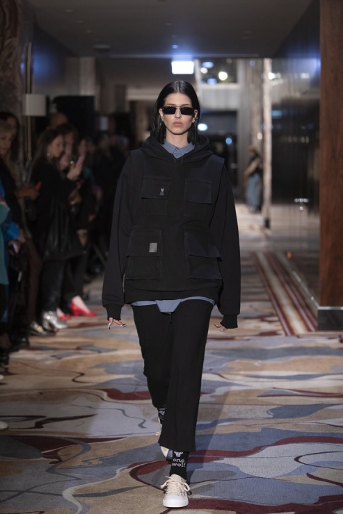 Rīgas modes nedēļā «Riga Fashion Week 2022» prezentējas «UNATTACHED» un «ONE WOLF» no Latvijas. Foto: Mark Litvyakov 325412