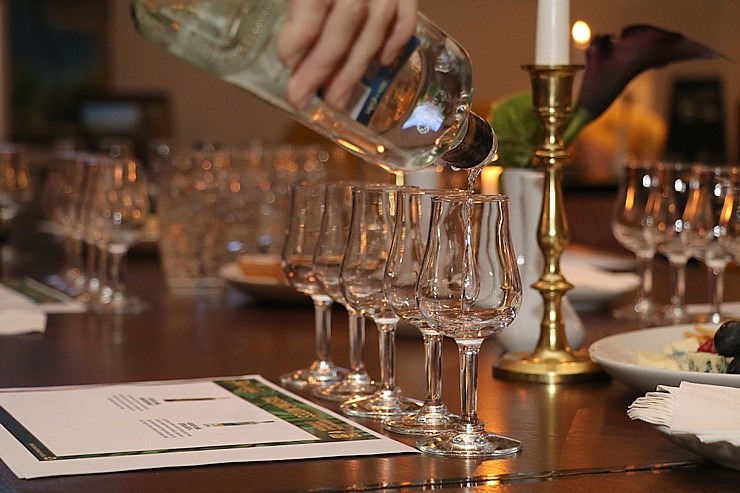 Vecrīgas viesnīcā «Grand Palace Hotel» tiek degustēti pieci «Flor de Caña» rumi no Nikaragvas 325545