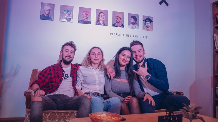 Jelgavas jaunieši jautri sagaida «Ezītis miglā» ienākšanu pilsētā. Foto: Māris Freibergs 325649
