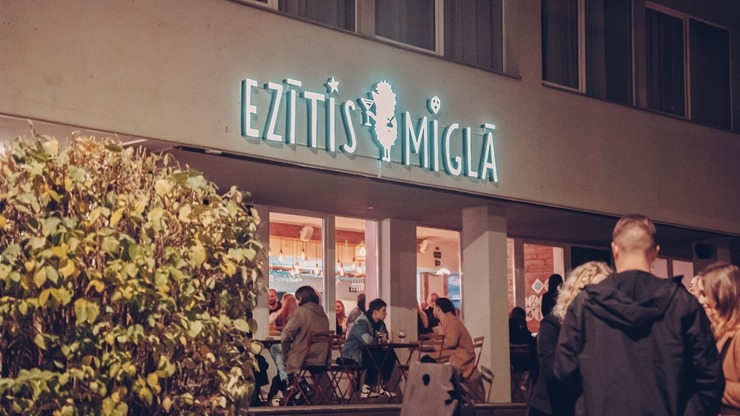Jelgavas jaunieši jautri sagaida «Ezītis miglā» ienākšanu pilsētā. Foto: Māris Freibergs 325625