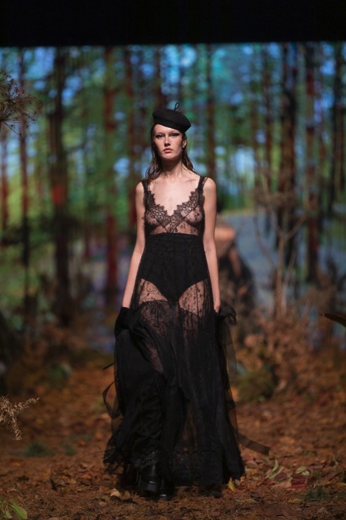 Rīgas modes nedēļā «Riga Fashion Week 2022» prezentējas «Amoralle» no Latvijas . Foto: Mark Litvyakov Rīgas modes nedēļā «Riga Fashion Week 2022» prezentējas «Amoralle» no Latvijas . Foto: Mark Litvyakov 325828
