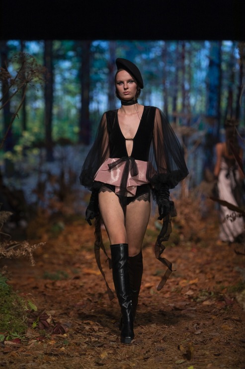 Rīgas modes nedēļā «Riga Fashion Week 2022» prezentējas «Amoralle» no Latvijas . Foto: Mark Litvyakov Rīgas modes nedēļā «Riga Fashion Week 2022» prezentējas «Amoralle» no Latvijas . Foto: Mark Litvyakov 325849
