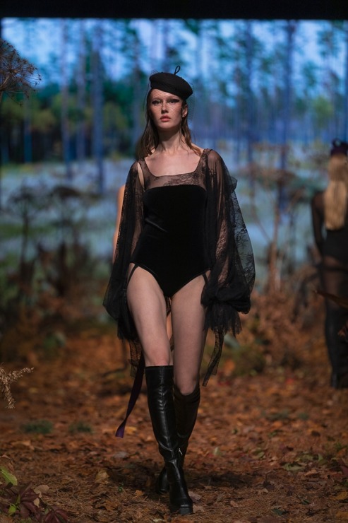 Rīgas modes nedēļā «Riga Fashion Week 2022» prezentējas «Amoralle» no Latvijas . Foto: Mark Litvyakov Rīgas modes nedēļā «Riga Fashion Week 2022» prezentējas «Amoralle» no Latvijas . Foto: Mark Litvyakov 325857
