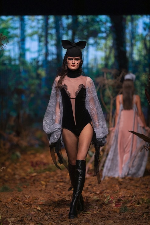 Rīgas modes nedēļā «Riga Fashion Week 2022» prezentējas «Amoralle» no Latvijas . Foto: Mark Litvyakov Rīgas modes nedēļā «Riga Fashion Week 2022» prezentējas «Amoralle» no Latvijas . Foto: Mark Litvyakov 325830