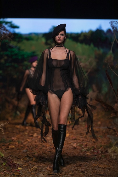 Rīgas modes nedēļā «Riga Fashion Week 2022» prezentējas «Amoralle» no Latvijas . Foto: Mark Litvyakov Rīgas modes nedēļā «Riga Fashion Week 2022» prezentējas «Amoralle» no Latvijas . Foto: Mark Litvyakov 325867