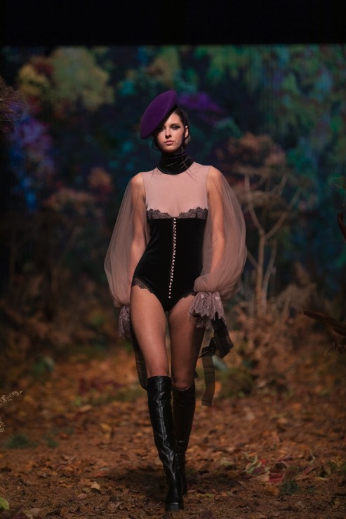 Rīgas modes nedēļā «Riga Fashion Week 2022» prezentējas «Amoralle» no Latvijas . Foto: Mark Litvyakov Rīgas modes nedēļā «Riga Fashion Week 2022» prezentējas «Amoralle» no Latvijas . Foto: Mark Litvyakov 325831