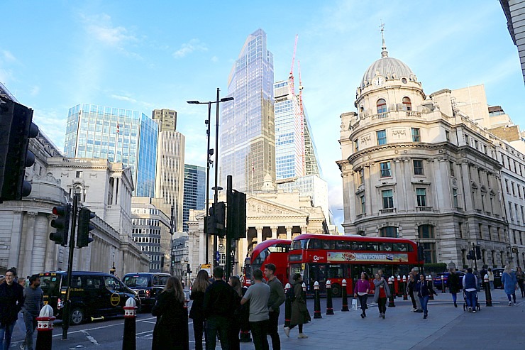 Londonas ēkas, ielas, automašīnas, pieminekļi un baloži 325902