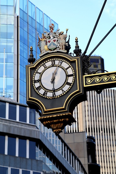 Londonas ēkas, ielas, automašīnas, pieminekļi un baloži 325914