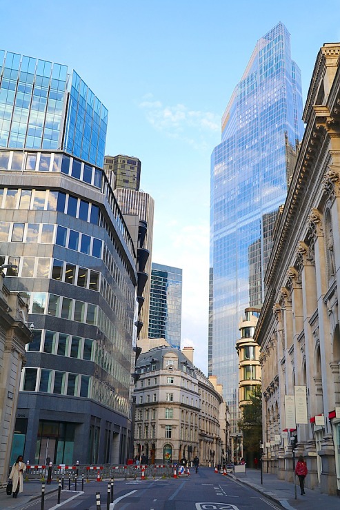 Londonas ēkas, ielas, automašīnas, pieminekļi un baloži 325915