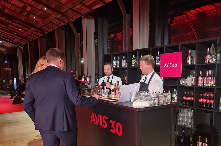 Daži nejauši fotomirkļi: auto noma «Avis Latvia» svin 30 un ziedo Ukrainai 10 000 eiro 326108