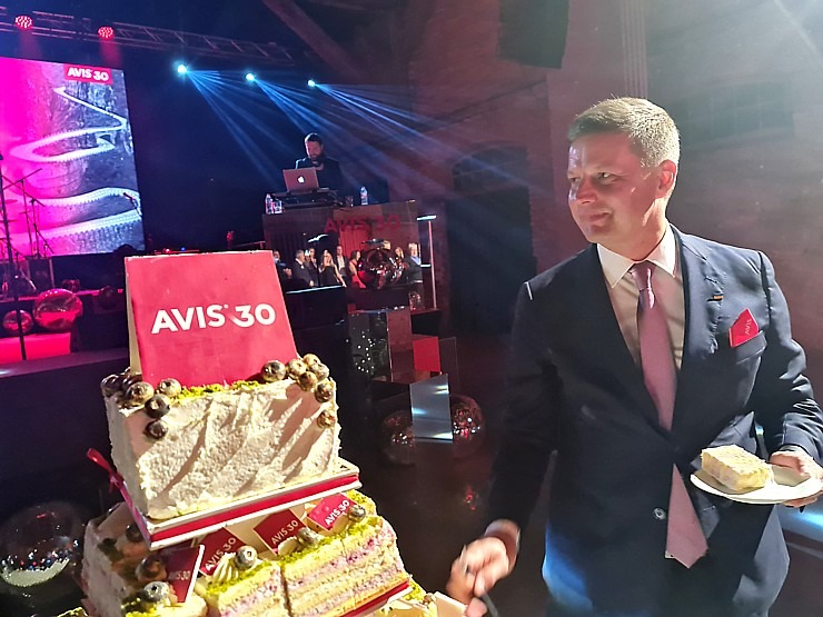 Daži nejauši fotomirkļi: auto noma «Avis Latvia» svin 30 un ziedo Ukrainai 10 000 eiro 326114