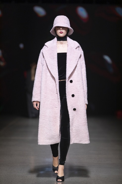 Rīgas modes nedēļā «Riga Fashion Week 2022» prezentējas «Nolo» no Latvijas. Foto: Mark Litvyakov Rīgas modes nedēļā «Riga Fashion Week 2022» prezentējas «Nolo» no Latvijas. Foto: Mark Litvyakov 326517