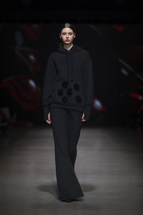 Rīgas modes nedēļā «Riga Fashion Week 2022» prezentējas «Nolo» no Latvijas. Foto: Mark Litvyakov Rīgas modes nedēļā «Riga Fashion Week 2022» prezentējas «Nolo» no Latvijas. Foto: Mark Litvyakov 326504