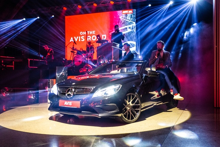 Auto noma «Avis Latvia» svin 30 gadu jubileju un ziedo Ukrainai 10 000 eiro. Foto: MyAvis.lv 326654