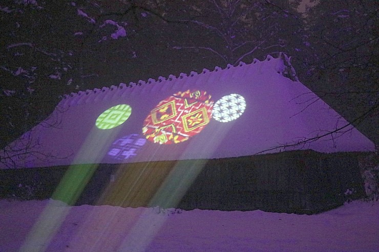 Latvijas Etnogrāfiskajā brīvdabas muzejā atklāts muzikāls «Ziemas gaismas dārzs» 330180