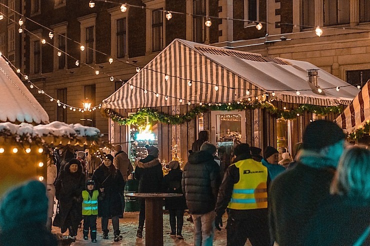 Vecrīgas Ziemassvētku tirdziņā noteikti ir jāapmeklē Tully SNUG namiņš 330367