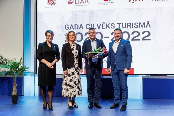 Ķīpsalas tūrisma izstādē «Balttour 2023» tiek sveikti «Gada cilvēks tūrismā 2022-2023» laureāti - Jānis Jenzis, Astrīda Trupovniece un Vadim Muhins. F Ķīpsalas tūrisma izstādē «Balttour 2023» tiek sveikti «Gada cilvēks tūrismā 2022-2023» laureāti - Jānis Jenzis, Astrīda Trupovniece un Vadim Muhins. F 332299