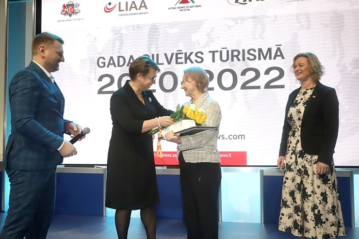«Gada cilvēks tūrismā 2020-2022» laureāti tiek sveikti tūrisma izstādē «Balttour 2023». Foto: Rojs Maizītis «Gada cilvēks tūrismā 2020-2022» laureāti tiek sveikti tūrisma izstādē «Balttour 2023». Foto: Rojs Maizītis 332320