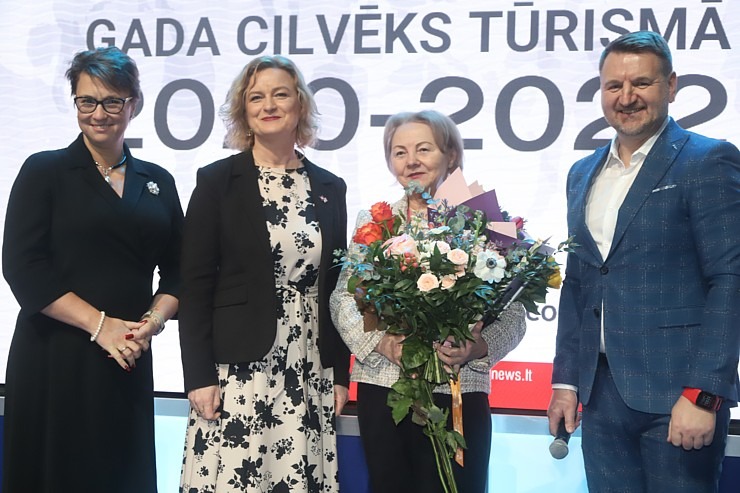 «Gada cilvēks tūrismā 2020-2022» laureāti tiek sveikti tūrisma izstādē «Balttour 2023». Foto: Rojs Maizītis «Gada cilvēks tūrismā 2020-2022» laureāti tiek sveikti tūrisma izstādē «Balttour 2023». Foto: Rojs Maizītis 332325