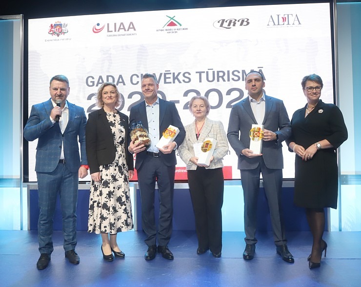 «Gada cilvēks tūrismā 2020-2022» laureāti tiek sveikti tūrisma izstādē «Balttour 2023». Foto: Rojs Maizītis 332335