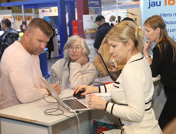 Tūrisma profesionāļi konsultāciju un pārdošanas procesā tūrisma izstādē «Balttour 2023» 332616