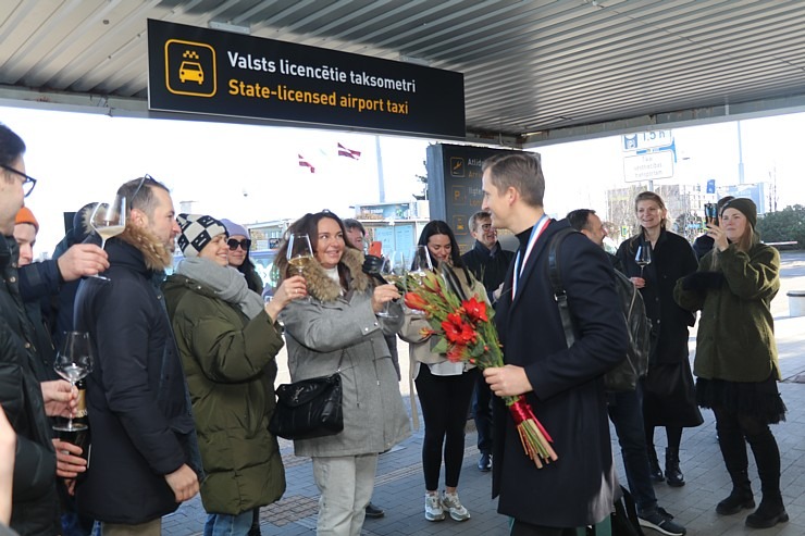 Lidostā «Rīga» svinīgi sagaida Pasaules vīnziņu čempionu Raimondu Tomsonu no Latvijas 332913