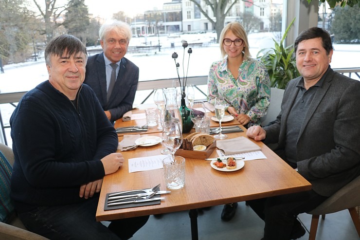 Tūroperators «Coral Travel Latvia» kopā ar Turcijas «Cullinan Golf Resort Belek» ļauj izgaršot Rīgas restorāna «Коlonāde» ēdienkarti Tūroperators «Coral Travel Latvia» kopā ar Turcijas «Cullinan Golf Resort Belek» ļauj izgaršot Rīgas restorāna «Коlonāde» ēdienkarti 333154