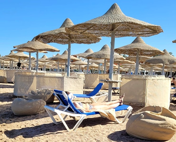 Travelnews.lv sadarbībā ar «Tez Tour Latvia» iepazīst Hurgadas viesnīcas «Sunrise Mamlouk Palace Resort» pludmali Travelnews.lv sadarbībā ar «Tez Tour Latvia» iepazīst Hurgadas viesnīcas «Sunrise Mamlouk Palace Resort» pludmali 333639