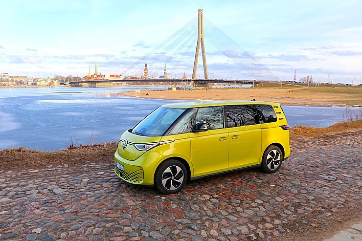 Travelnews.lv ar jauno un elektrisko «VW ID.Buzz Pro» apceļo Ventspili un Rīgu 334038