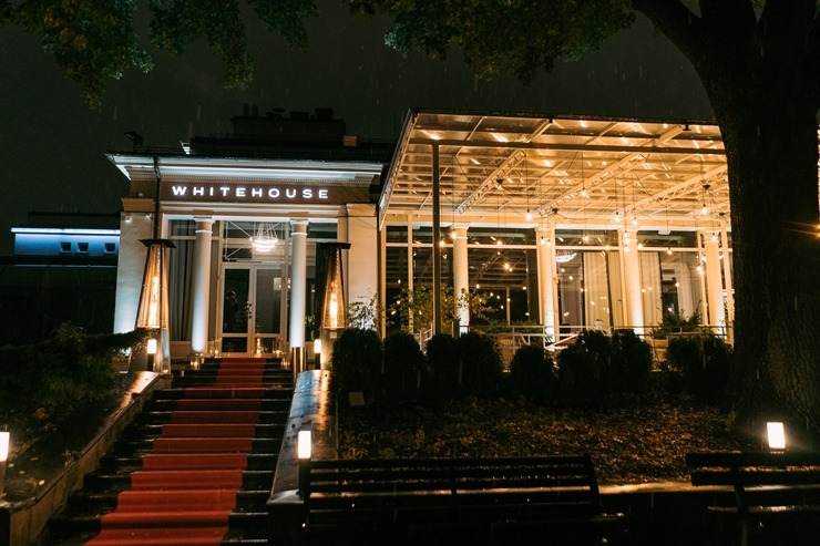 Rīgas parka restorāns «Whitehouse» piedāvā īpašu atmosfēru garšas pasaulē. Foto: Whitehouserestorans.lv Rīgas parka restorāns «Whitehouse» piedāvā īpašu atmosfēru garšas pasaulē. Foto: Whitehouserestorans.lv 334489
