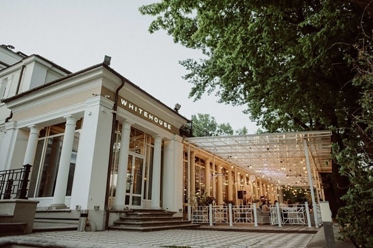 Rīgas parka restorāns «Whitehouse» piedāvā īpašu atmosfēru garšas pasaulē. Foto: Whitehouserestorans.lv Rīgas parka restorāns «Whitehouse» piedāvā īpašu atmosfēru garšas pasaulē. Foto: Whitehouserestorans.lv 334490