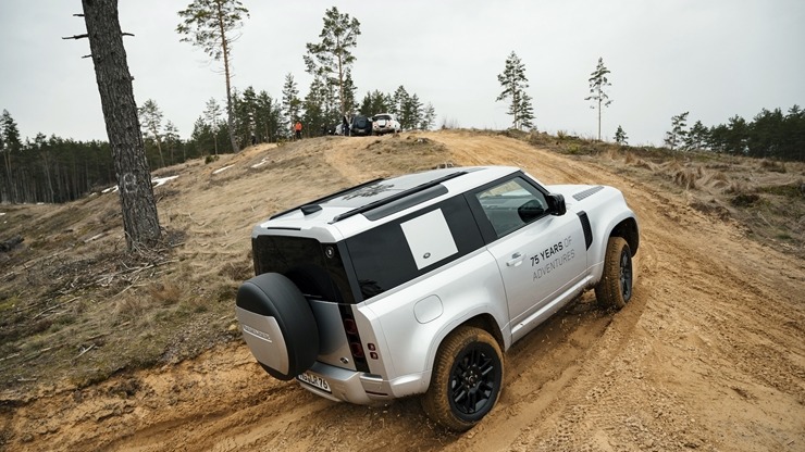 Svinot Land Rover un Defender 75. gadskārtu, zīmola fani dodas piedzīvojumu braucienā uz Vidzemi. Foto: Velocita.lv Svinot Land Rover un Defender 75. gadskārtu, zīmola fani dodas piedzīvojumu braucienā uz Vidzemi. Foto: Velocita.lv 334520