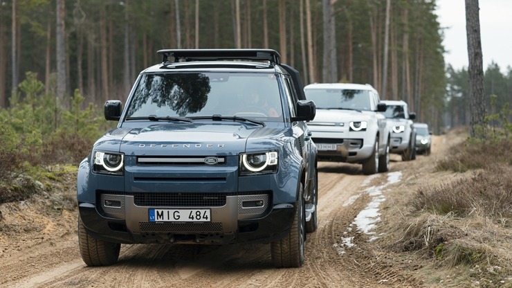 Svinot Land Rover un Defender 75. gadskārtu, zīmola fani dodas piedzīvojumu braucienā uz Vidzemi. Foto: Velocita.lv Svinot Land Rover un Defender 75. gadskārtu, zīmola fani dodas piedzīvojumu braucienā uz Vidzemi. Foto: Velocita.lv 334521